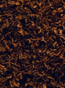 Feuilles de tabac brun séchées – accord tabac cuir en parfumerie de niche