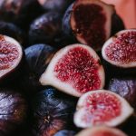 figues coupées en deux fond sombre — note figuier en parfumerie masculine Noble Essence