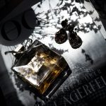 parfum oriental épicé homme flacon or et noir fond sombre