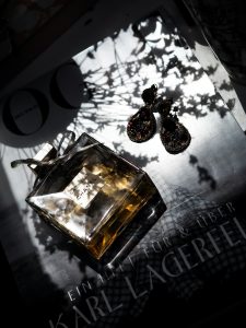 parfum oriental épicé homme flacon or et noir fond sombre