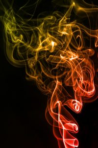 fumée encens fond sombre parfum oriental longue tenue résines