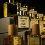 collection de flacons de parfum de niche sur fond noir — comment choisir son premier parfum de niche