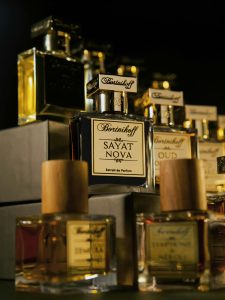 collection de flacons de parfum de niche sur fond noir — comment choisir son premier parfum de niche