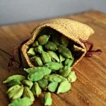 Gousses de cardamome verte pour illustrer un parfum cardamome homme