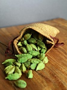 Gousses de cardamome verte pour illustrer un parfum cardamome homme