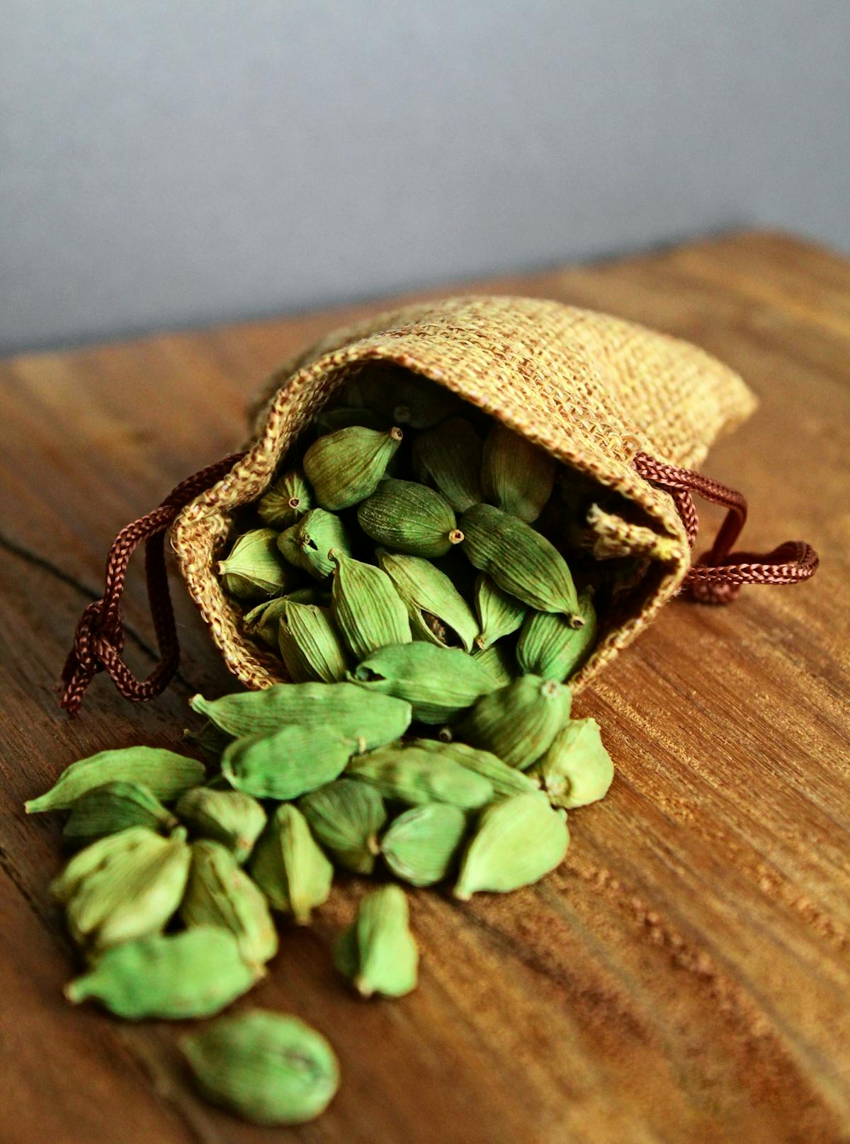 Gousses de cardamome verte pour illustrer un parfum cardamome homme