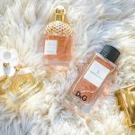 pyramide olfactive parfum — notes de tête cœur et fond sur fond sombre