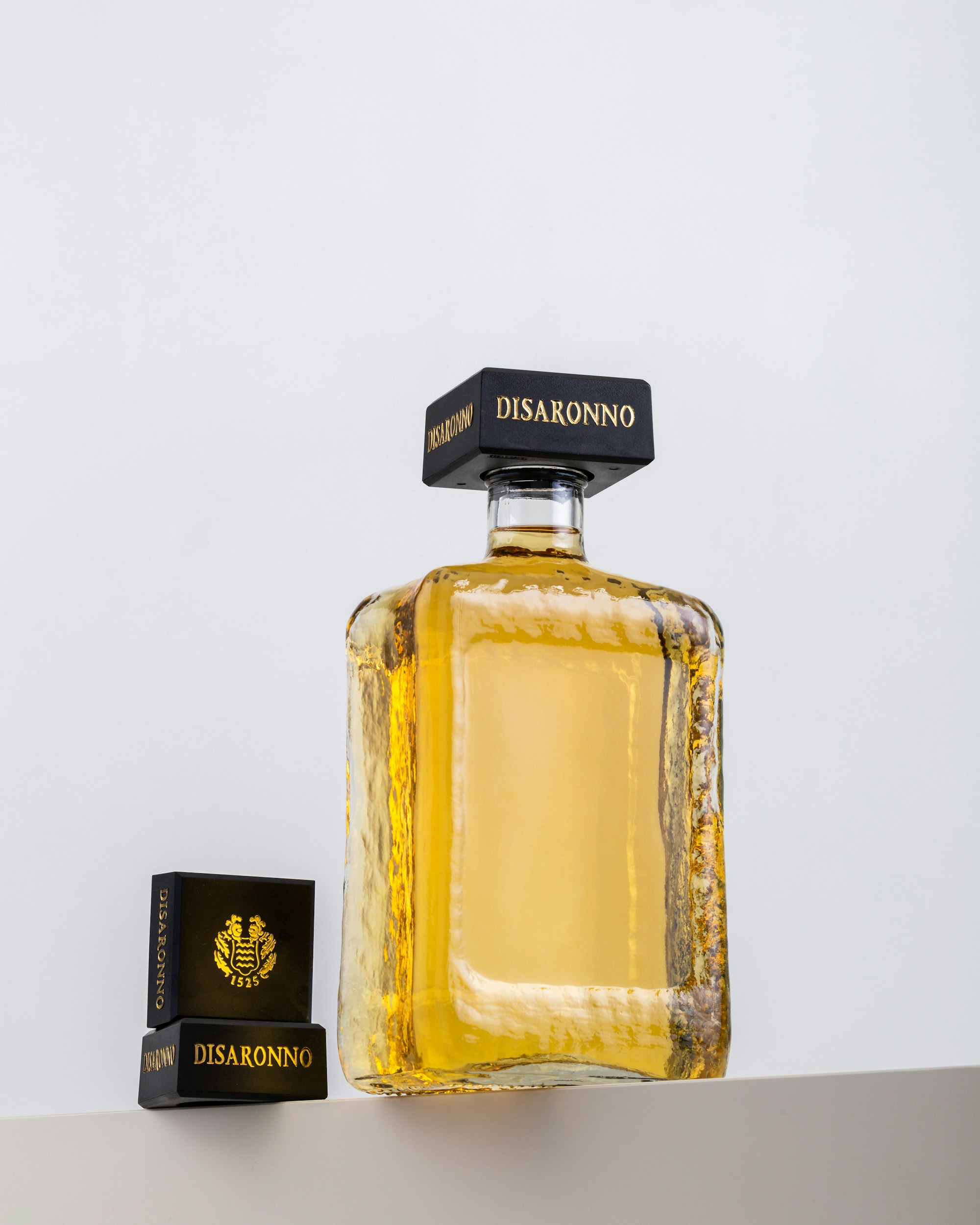 Flacon de parfum noir et or sur fond sombre — registre animal reconstruit en synthèse — Noble Essence