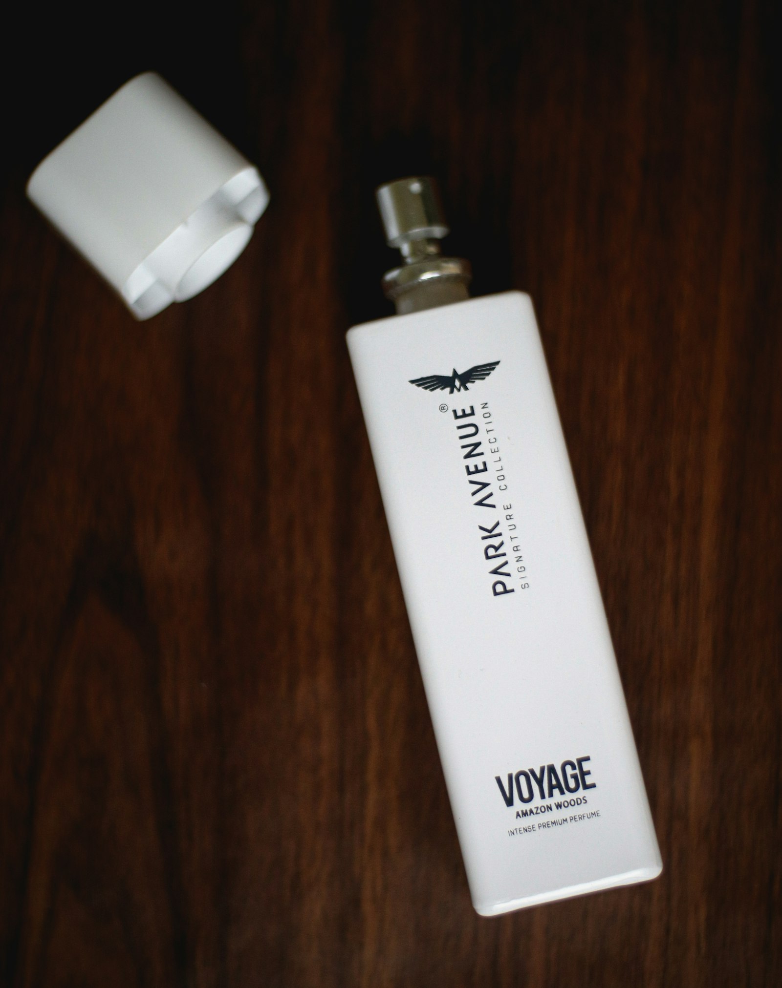 flacon blanc sobre de parfum, exemple d'emballage épuré sans surenchère marketing