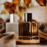 flacon de parfum minimaliste posé seul, illustrant l'emballage sobre de la parfumerie de niche