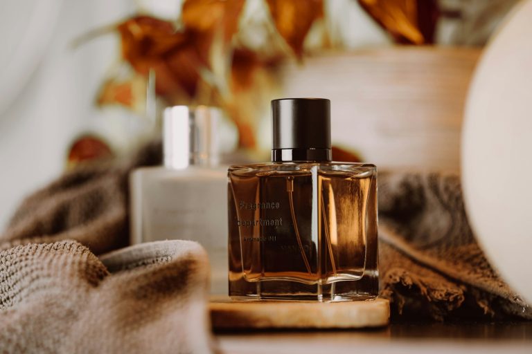 flacon de parfum minimaliste posé seul, illustrant l'emballage sobre de la parfumerie de niche