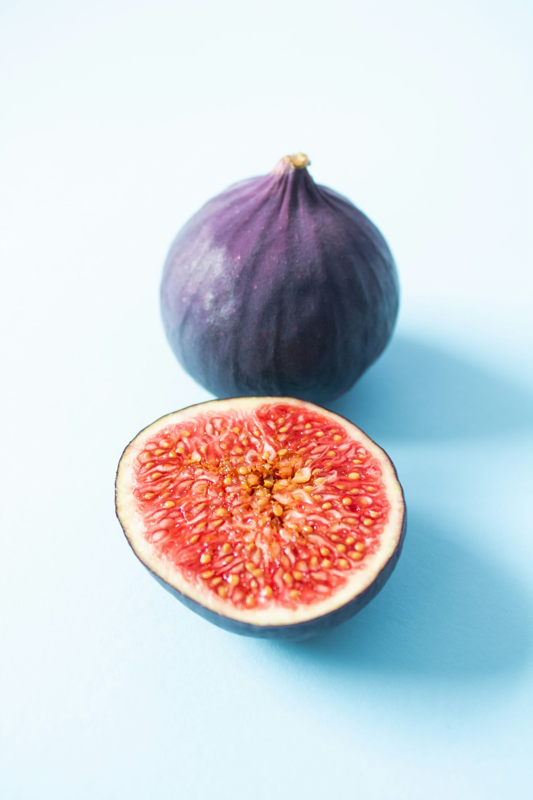 Figues mûres violettes et vertes sur fond clair — parfum figue homme Noble Essence