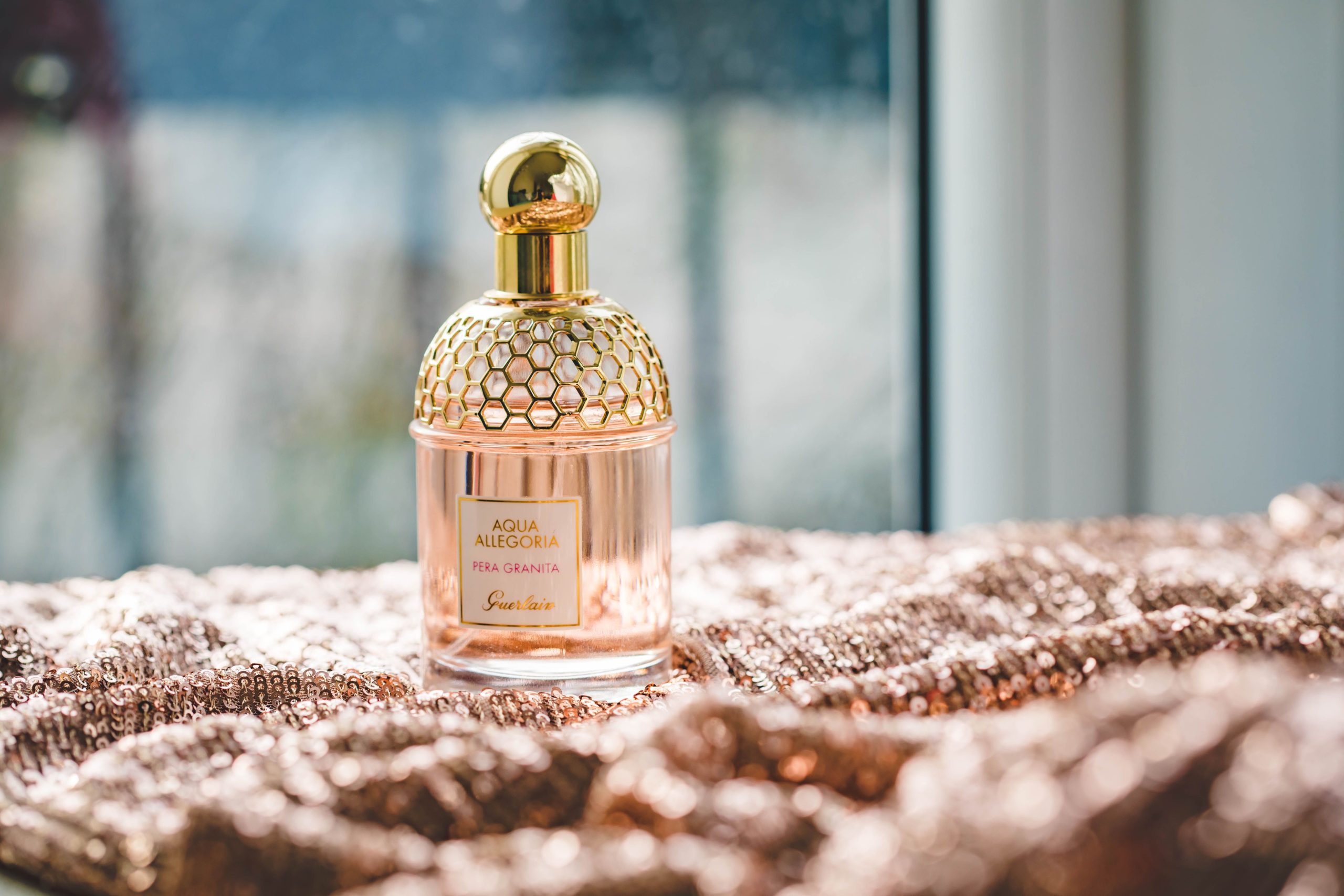 Flacon de parfum en gros plan avec effet de flou de profondeur — combien de temps se conserve un parfum