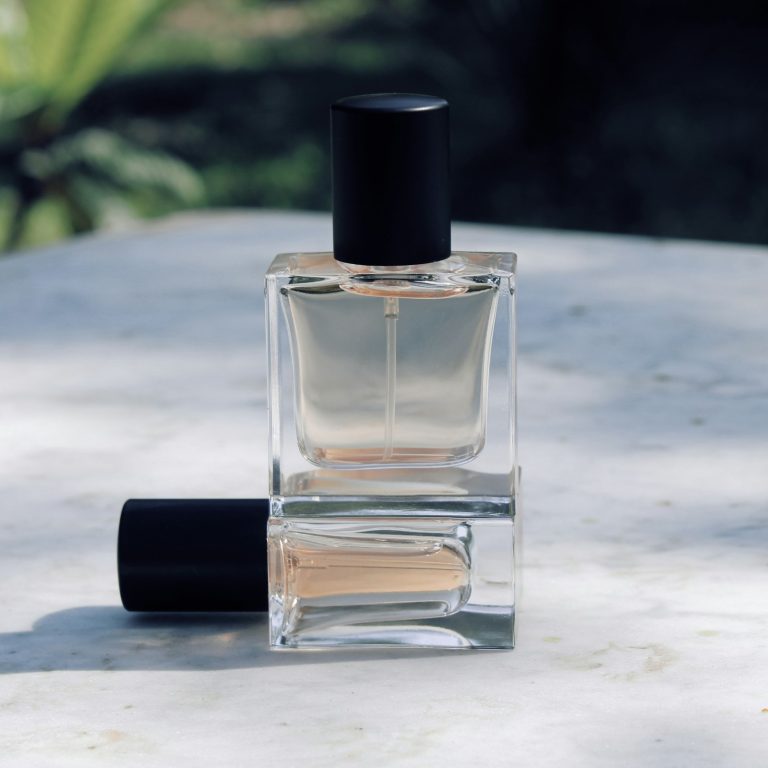 Flacon de parfum en verre transparent — musc blanc synthèse — Noble Essence