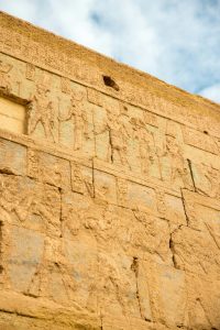 hiéroglyphes égyptiens anciens gravés dans la pierre, témoins des premiers usages du parfum