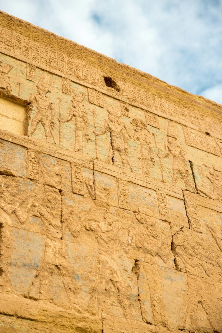 hiéroglyphes égyptiens anciens gravés dans la pierre, témoins des premiers usages du parfum