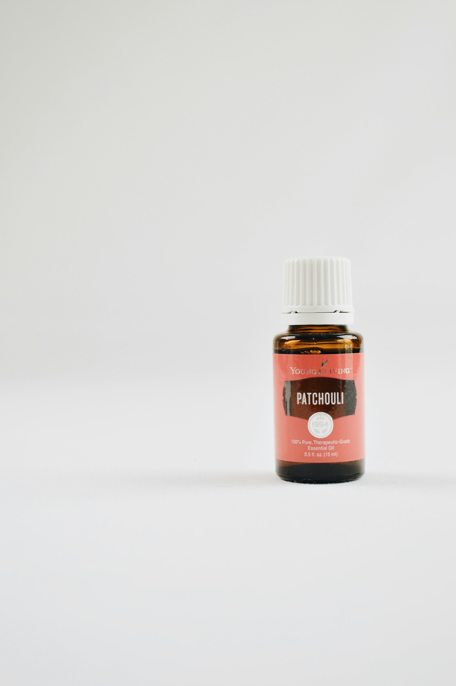 Flacon d'huile essentielle de patchouli — matière première parfumerie — Noble Essence