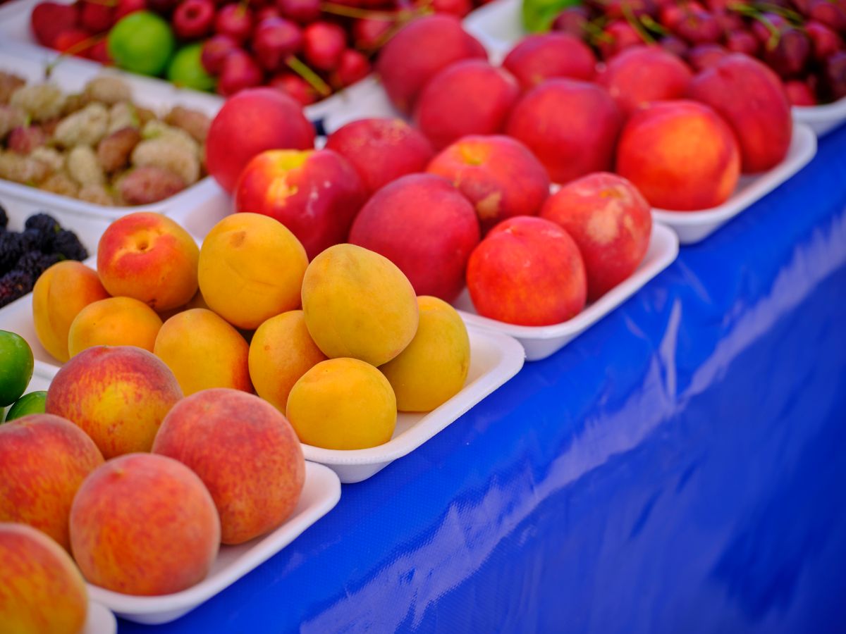 pêches et abricots frais évoquant les notes fruitées des parfums féminins