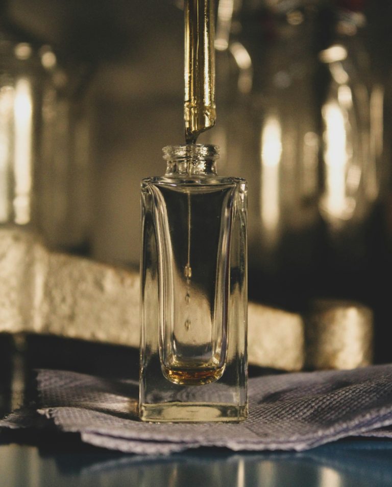 Oud femme — flacon de parfum ambré en cours de composition — Noble Essence