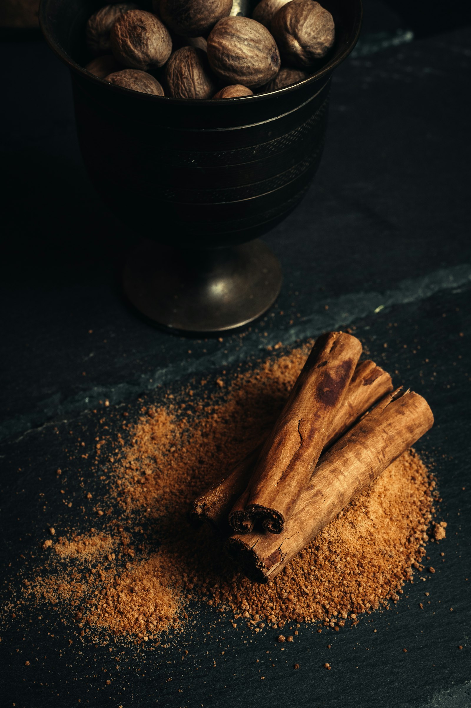 amandes et bâtons de cannelle dans un bol, accord classique de la note amande en parfumerie