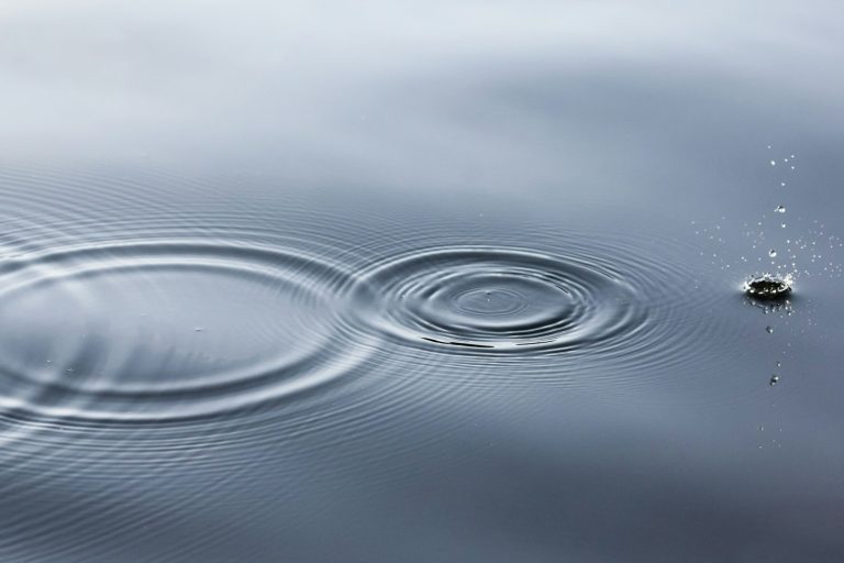 ondulations à la surface de l'eau, sensation aquatique évoquée en parfumerie