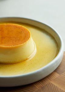 Crème caramel, dessert qui a donné son nom à la note caramel en parfumerie