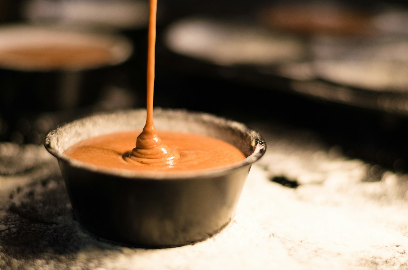 texture liquide ambrée évoquant la note caramel utilisée en parfumerie