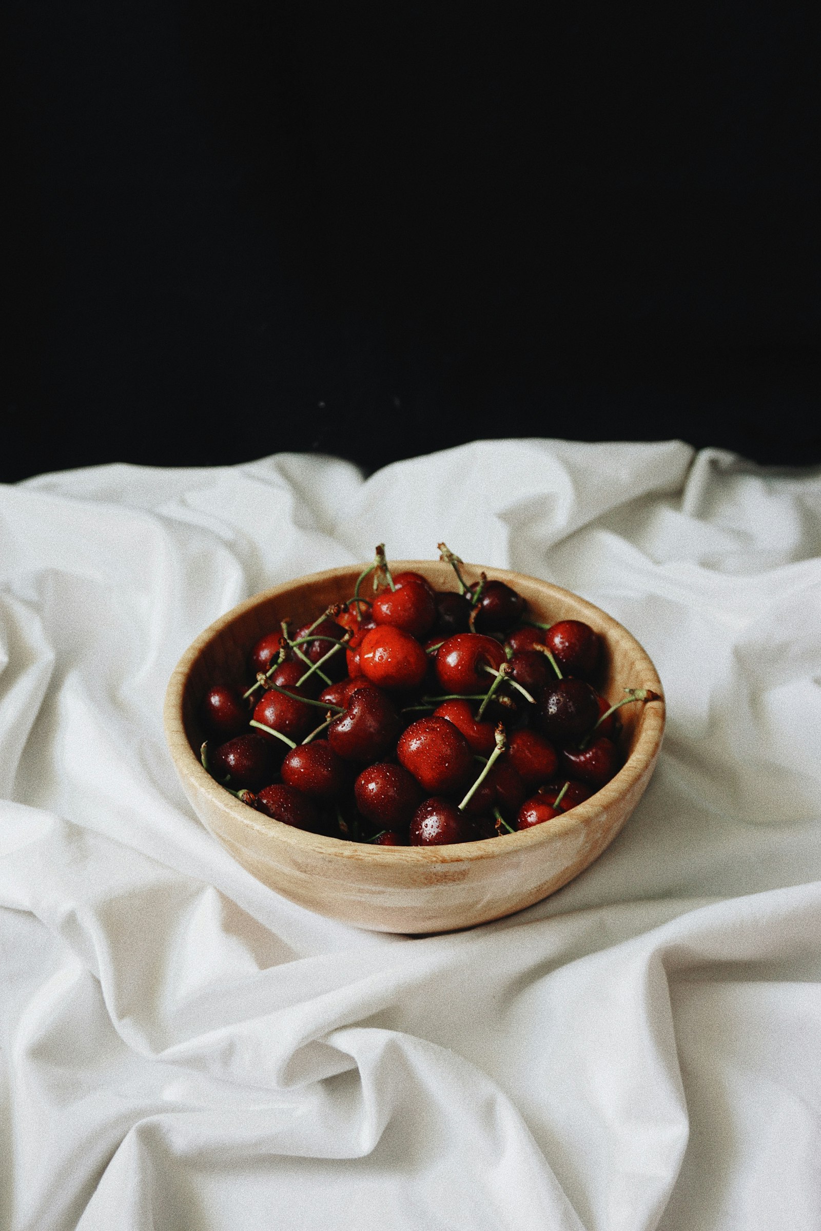 cerises noires dans un bol, note cerise noire utilisée en parfumerie de niche