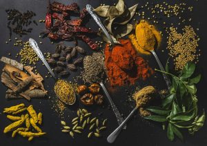 assortiment d'épices variées sur une table, matières premières du parfum épicé