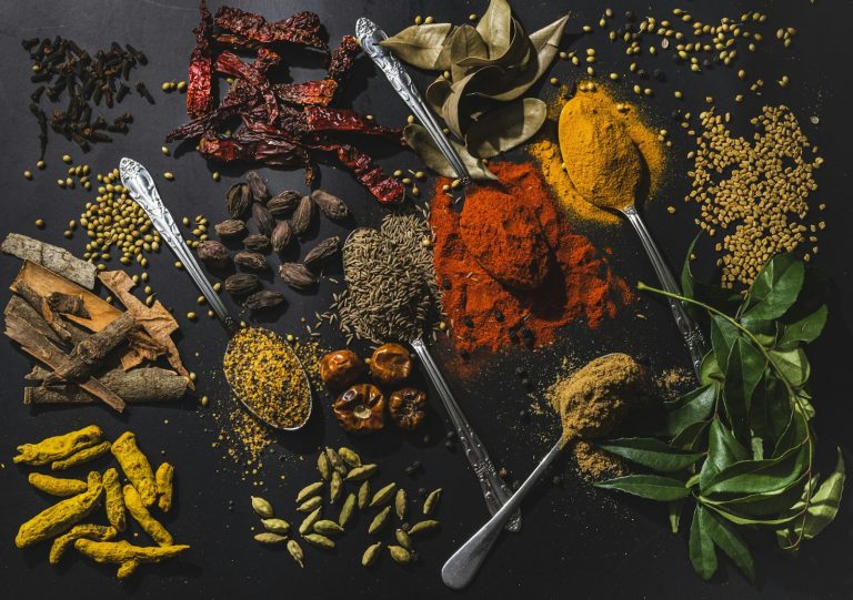 assortiment d'épices variées sur une table, matières premières du parfum épicé