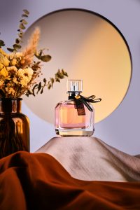 Flacon de parfum posé près de fleurs blanches — parfum à la fleur d'oranger — Noble Essence