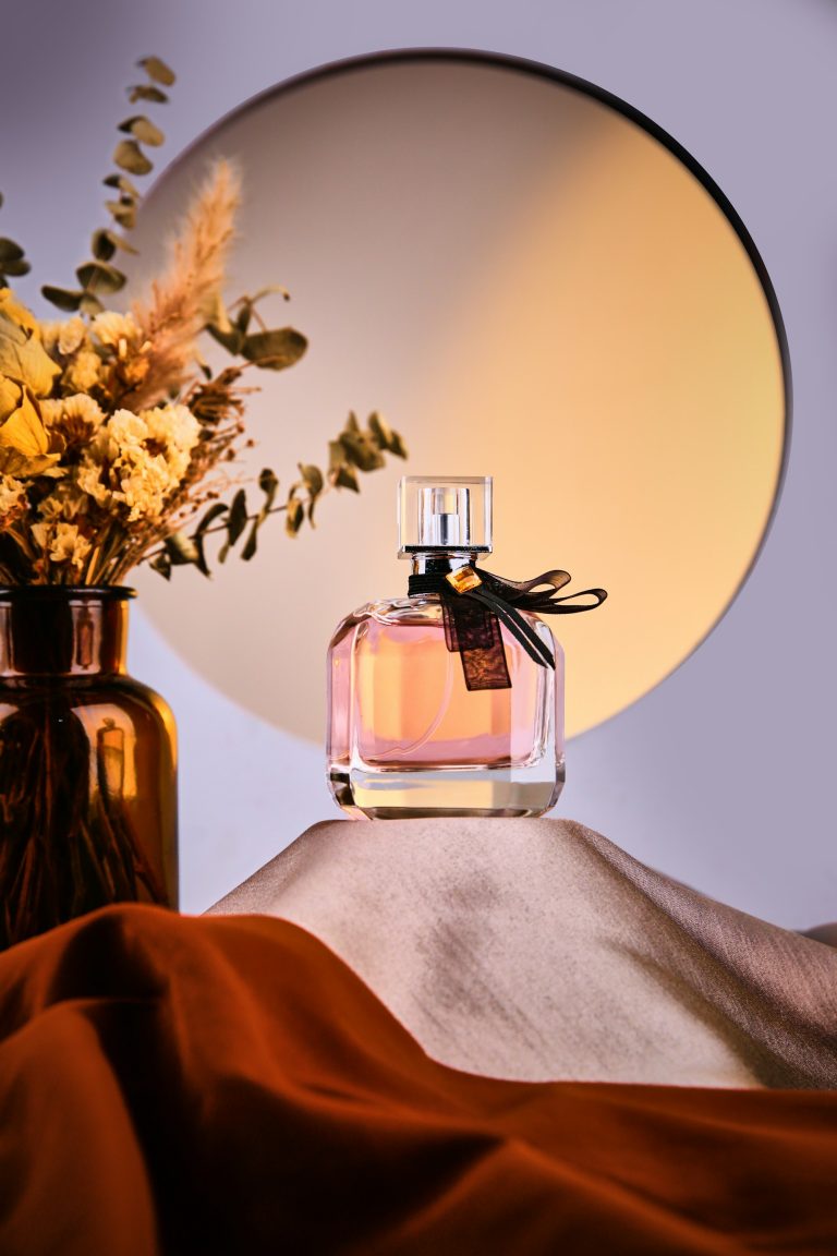 Flacon de parfum posé près de fleurs blanches — parfum à la fleur d'oranger — Noble Essence