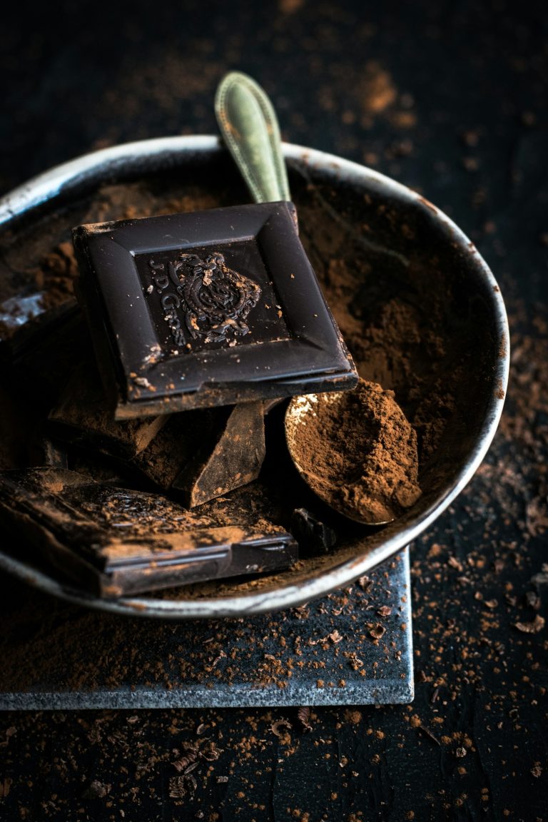 chocolat noir et poudre de cacao, matières évoquées dans un parfum gourmand