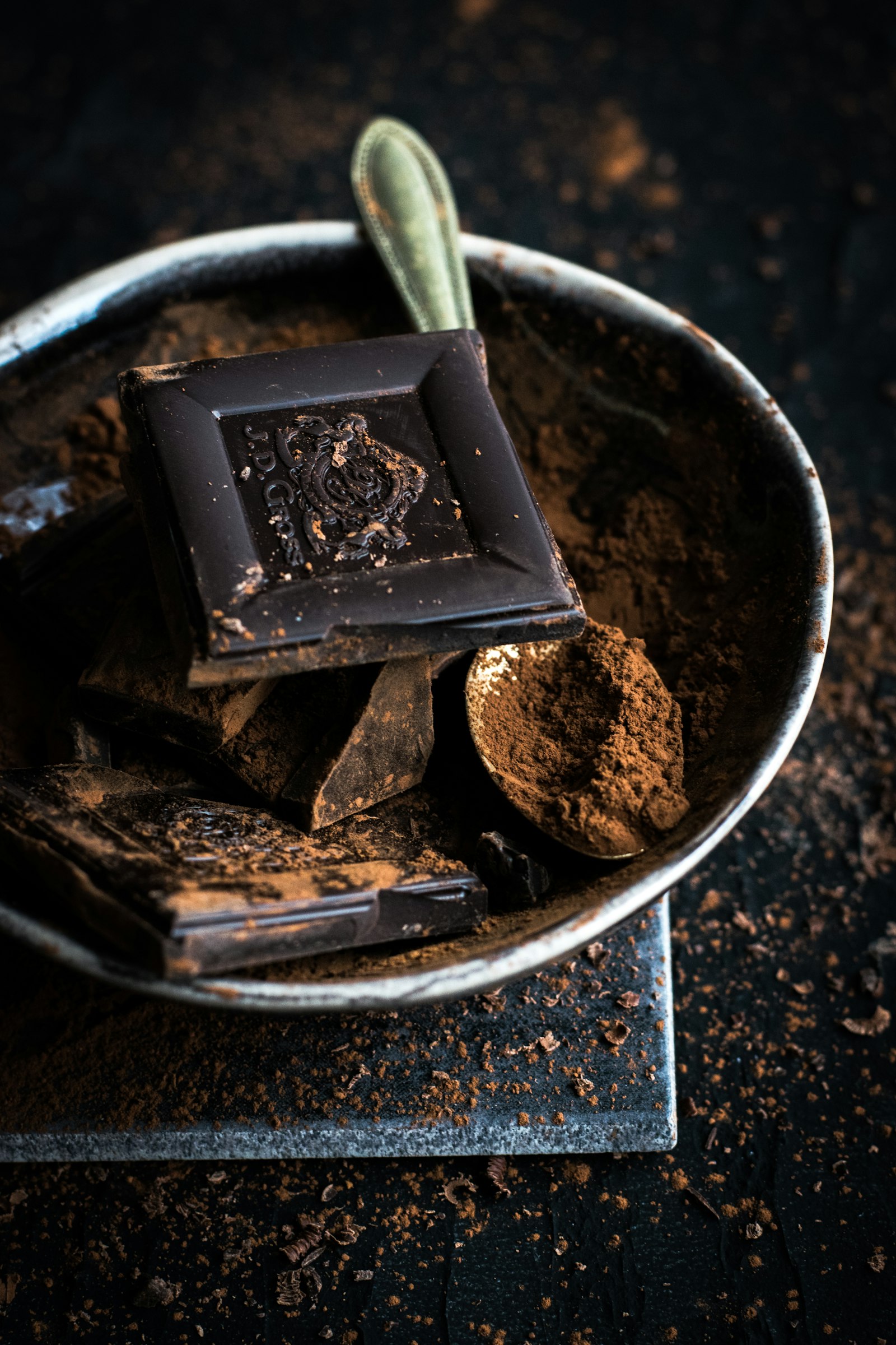 chocolat noir et poudre de cacao, matières évoquées dans un parfum gourmand
