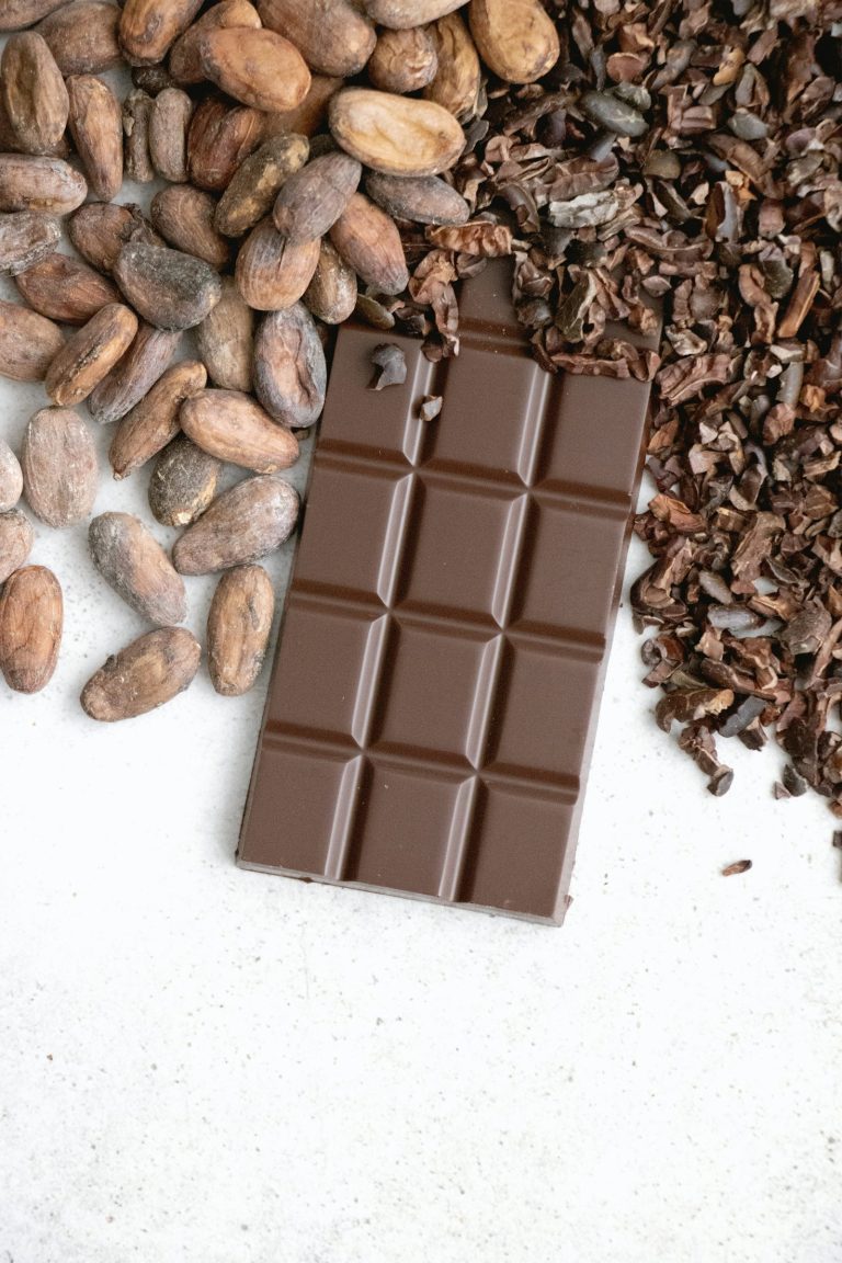 chocolat brut à côté de noisettes, matières évoquées dans les parfums gourmands