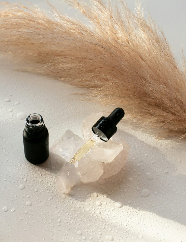 deux flacons de parfum identiques côte à côte, symbole du parfum mixte sans étiquette de genre