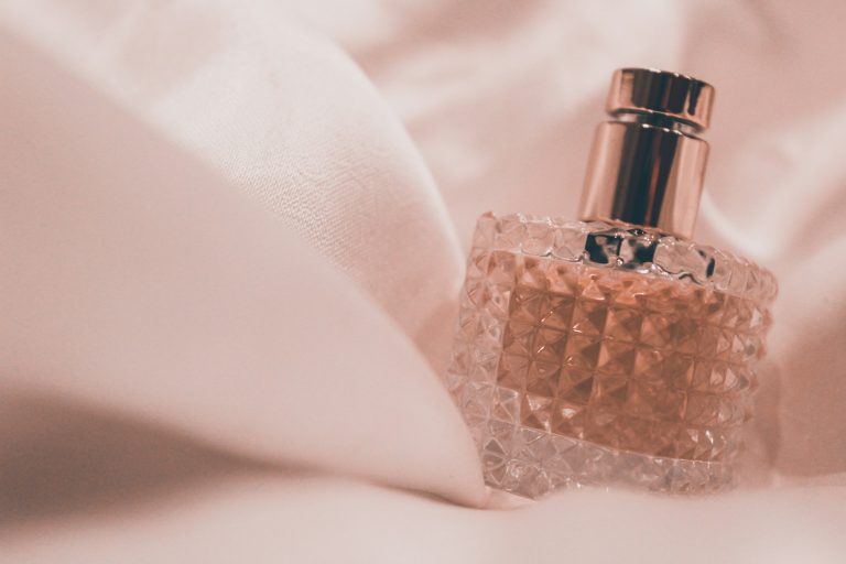 Flacon de parfum en verre transparent — vérifier l'authenticité d'un parfum de niche — Noble Essence