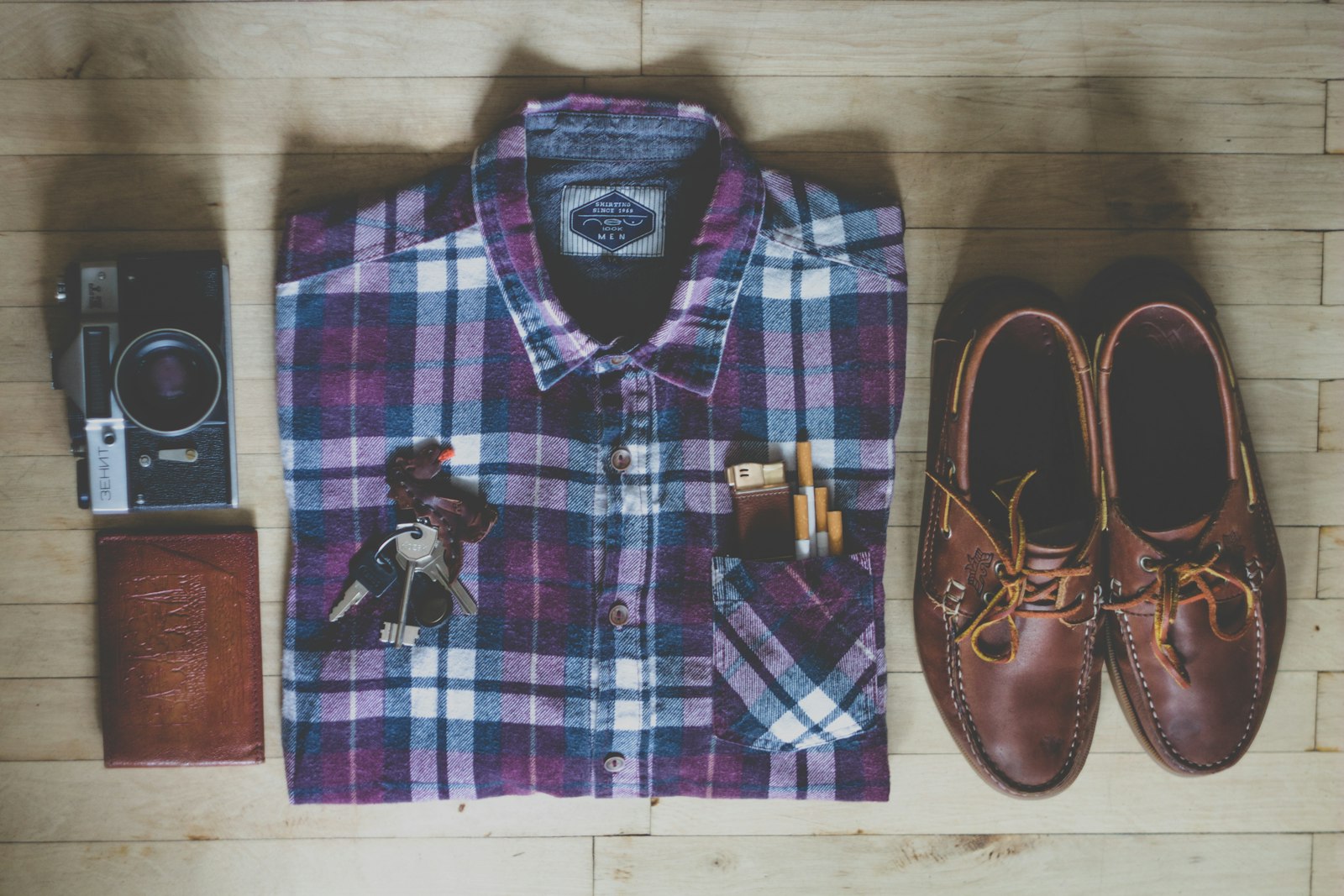 chemise, cigarettes et bottes en cuir en flat lay, esthétique vanille sombre et tabac