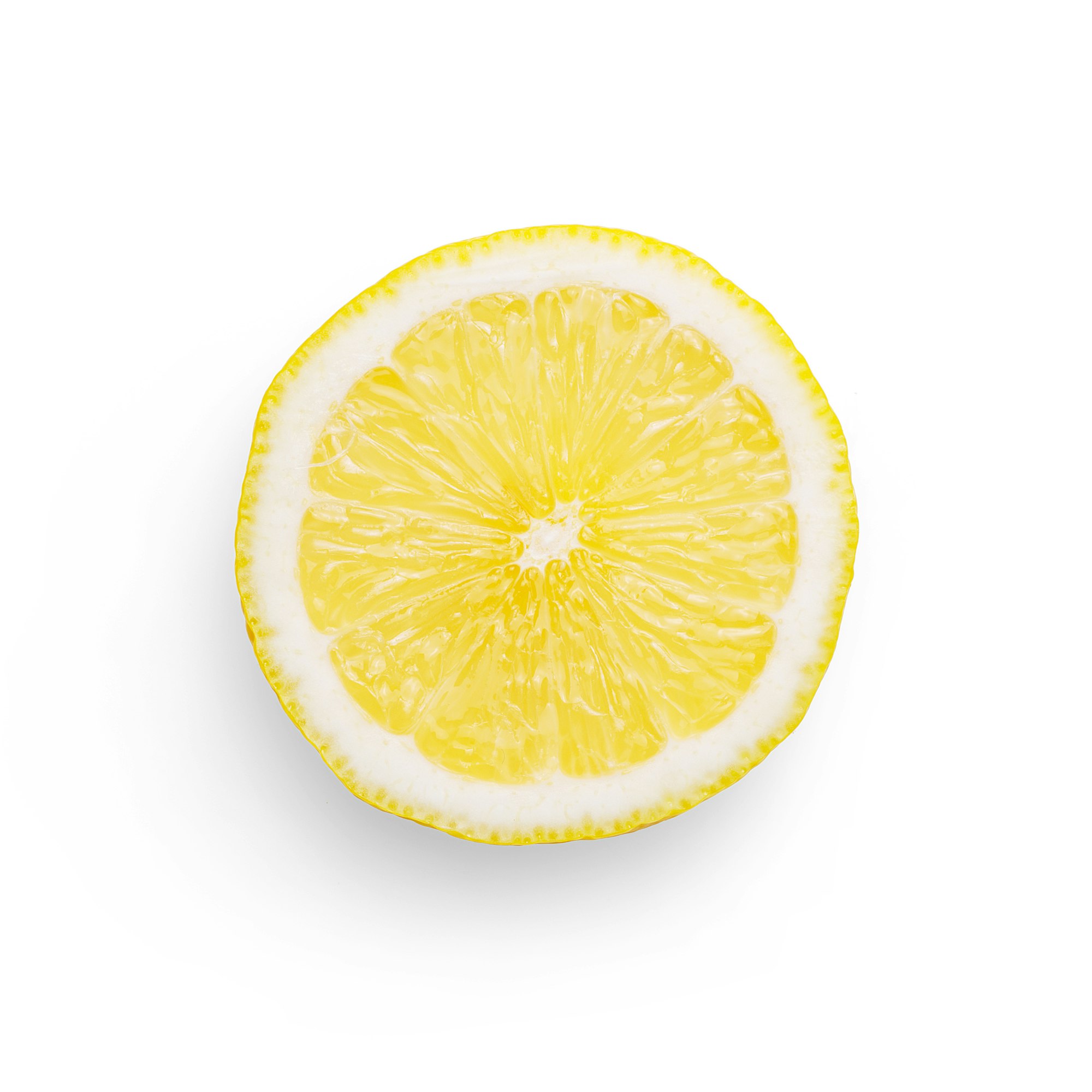 Tranche de citron sur fond clair — agrumes associés au vétiver en cologne — Noble Essence
