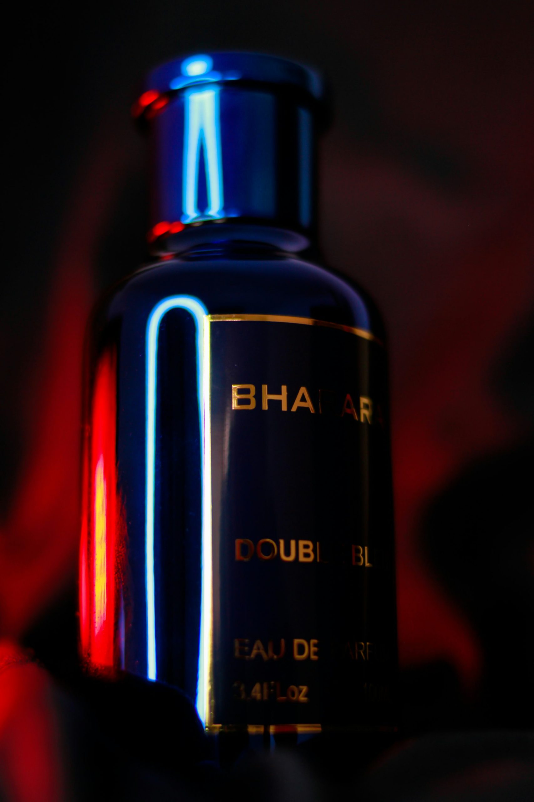 Flacon de parfum boisé sur fond bois sombre — registre vétiver — Noble Essence