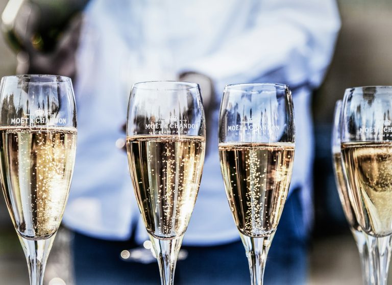 Quatre flûtes à champagne transparentes — effet pétillant des aldéhydes en parfumerie — Noble Essence