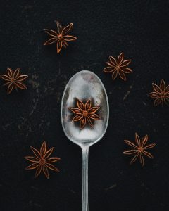 Étoiles de badiane sur une cuillère en bois — anis étoilé en parfumerie — Noble Essence