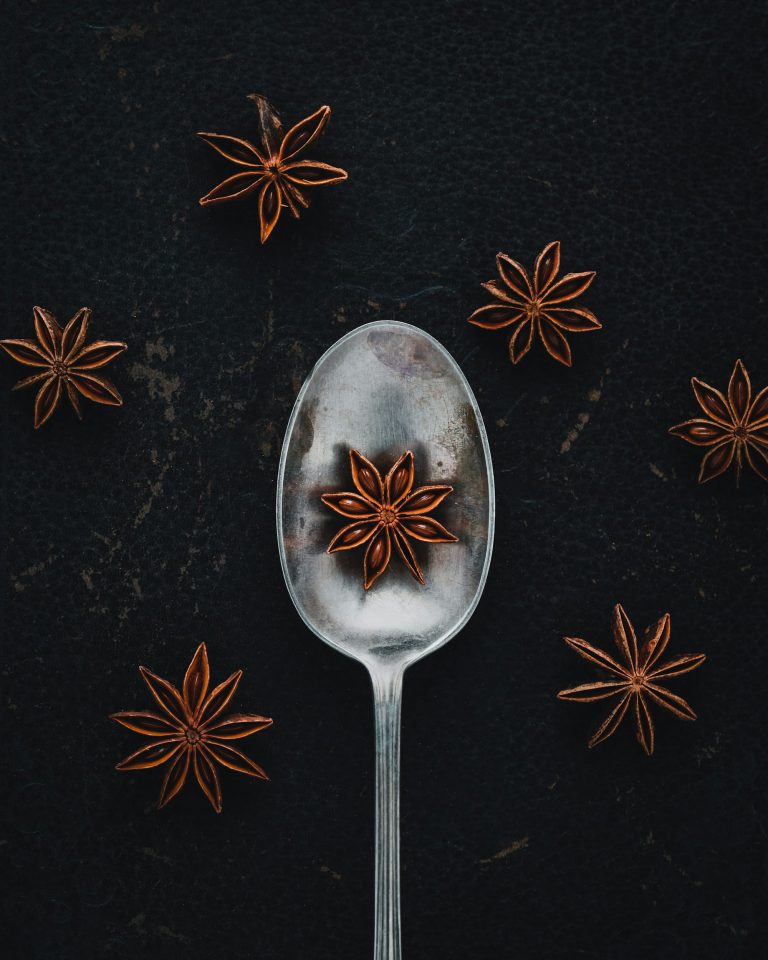 Étoiles de badiane sur une cuillère en bois — anis étoilé en parfumerie — Noble Essence