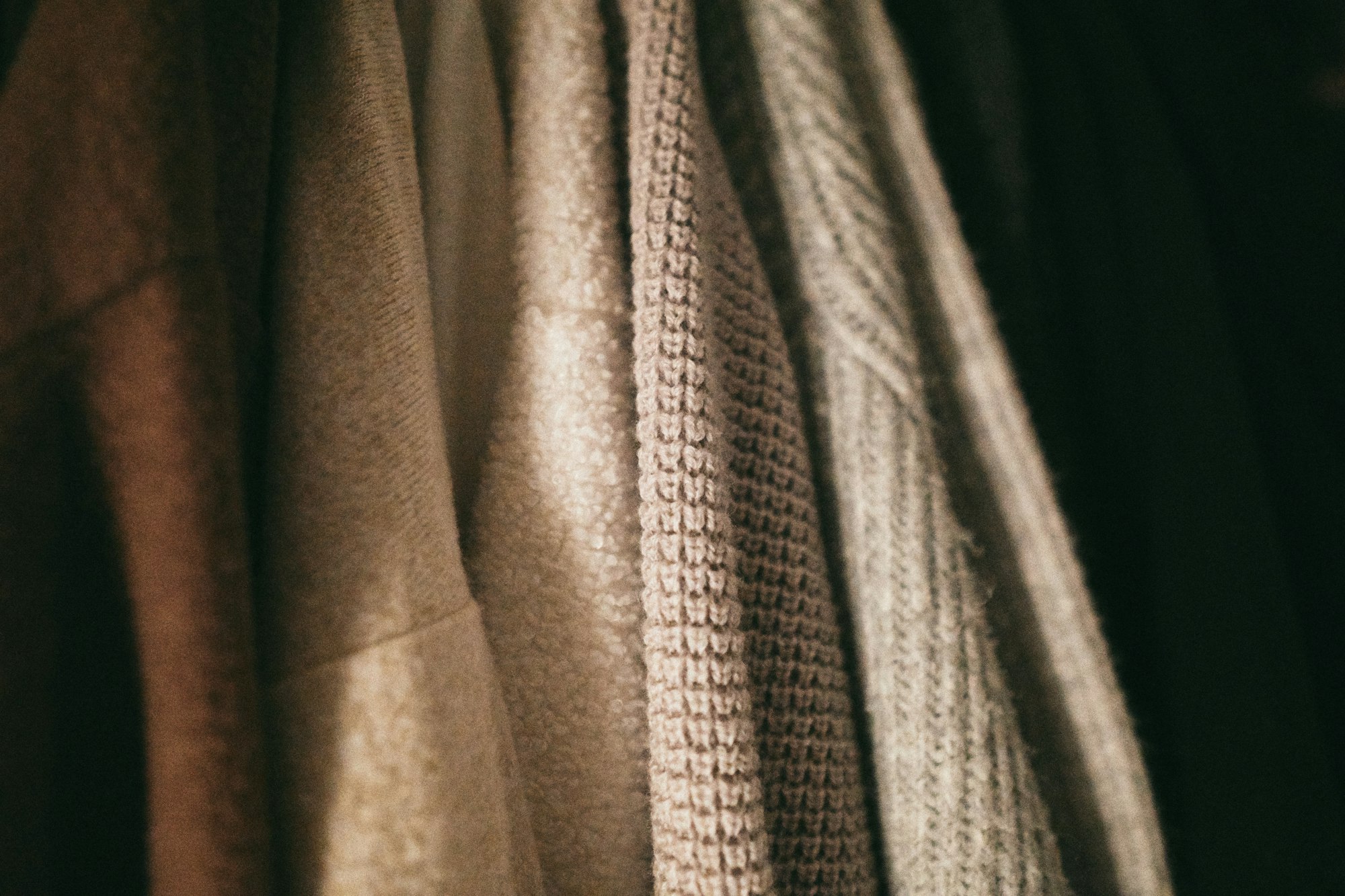 Tissu gris et noir texturé — douceur évoquant le cachemire, matière absente du cachemeran — Noble Essence