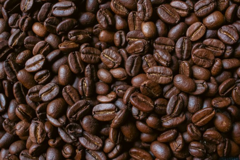 Grains de café torréfiés en gros plan — note gourmande torréfiée en parfumerie — Noble Essence