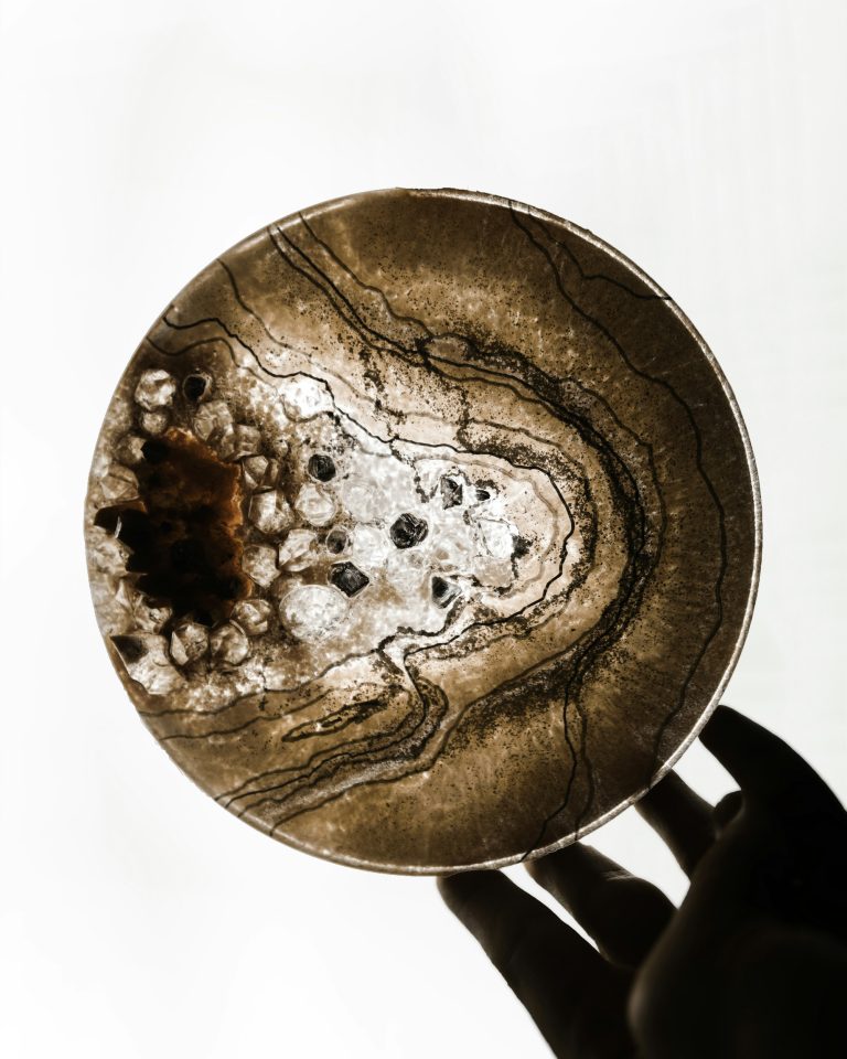 Masse ronde brune et blanche, texture cireuse — étapes d'extraction en parfumerie — Noble Essence
