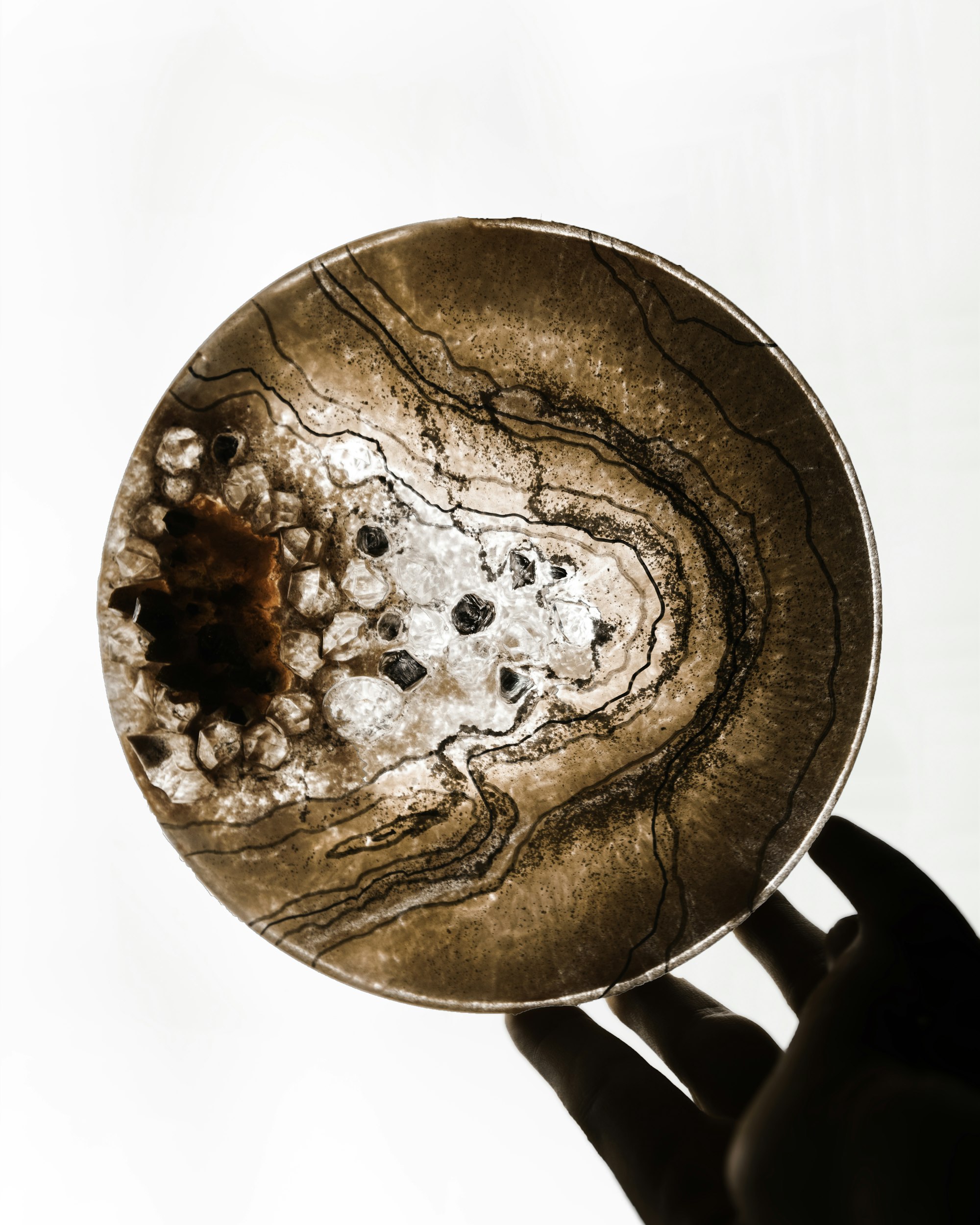 Masse ronde brune et blanche, texture cireuse — étapes d'extraction en parfumerie — Noble Essence