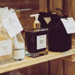 Flacon de parfum sur étagère en bois, à l'abri de la lumière directe — conservation d'un parfum — Noble Essence