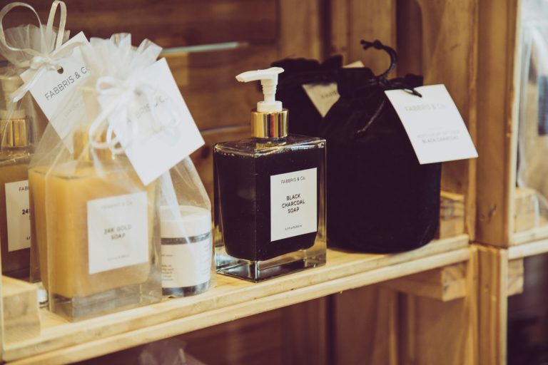 Flacon de parfum sur étagère en bois, à l'abri de la lumière directe — conservation d'un parfum — Noble Essence