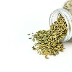 Bocal en verre rempli de graines de cumin — épice à la facette transpirante en parfumerie — Noble Essence